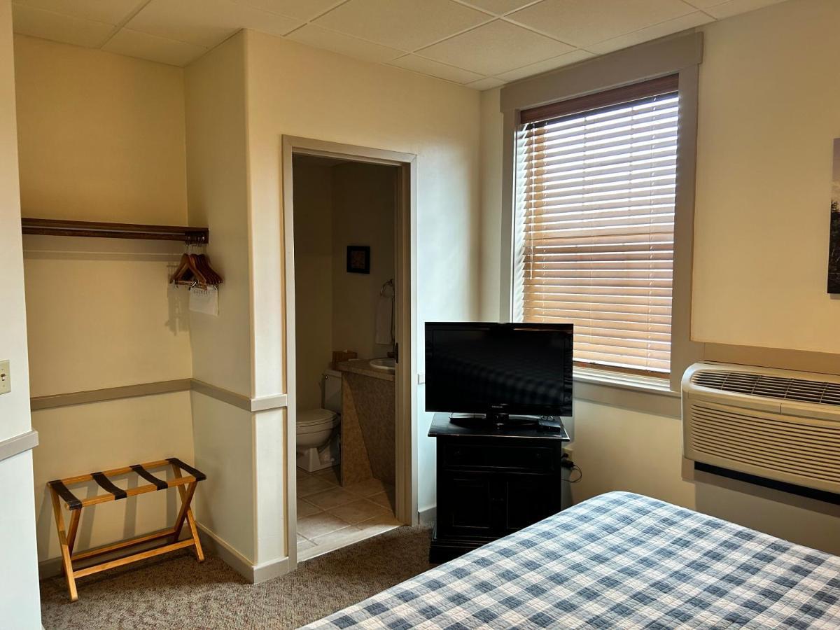 The Common Man Inn, & 4*