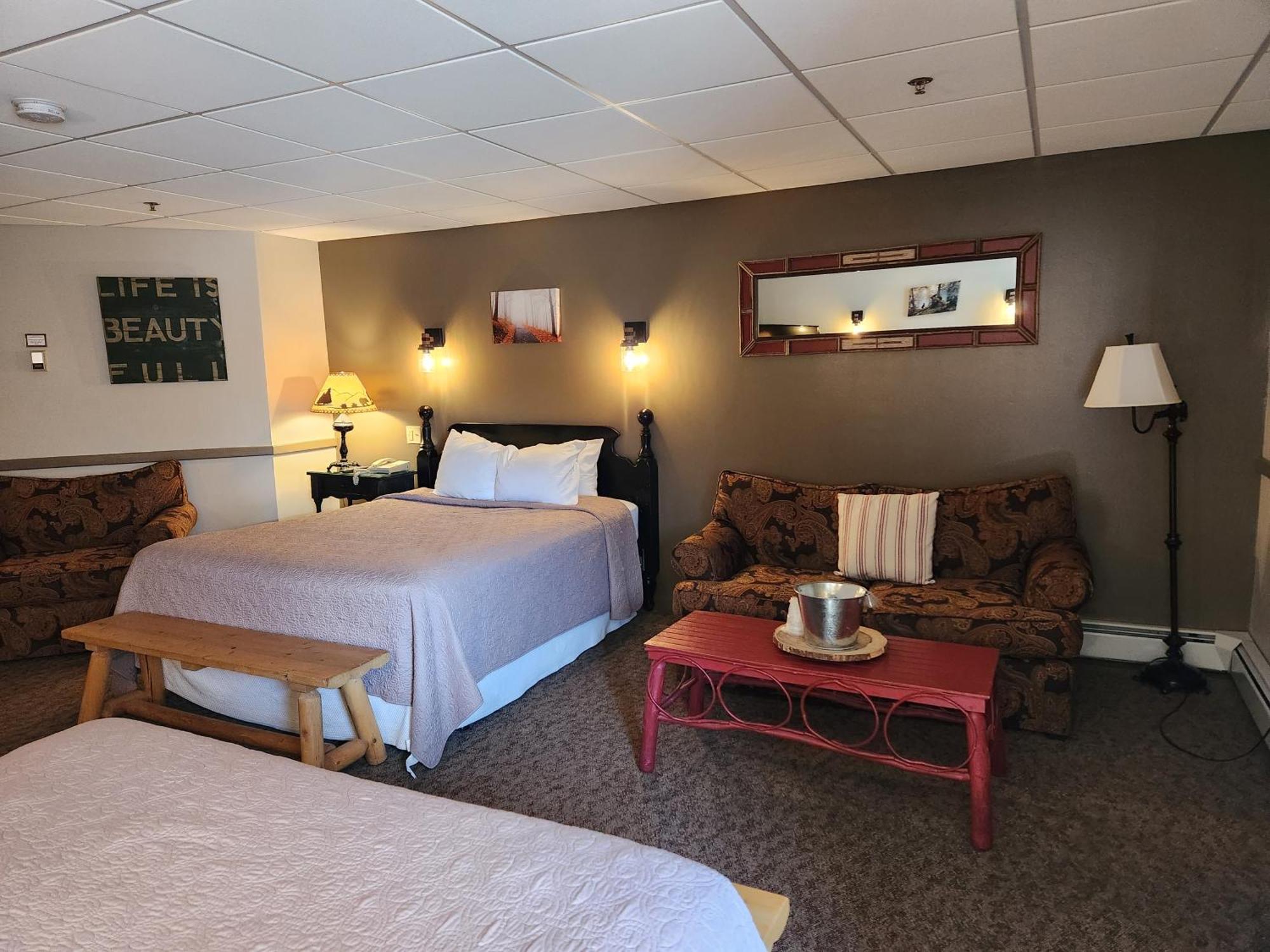 The Common Man Inn, & Hotel