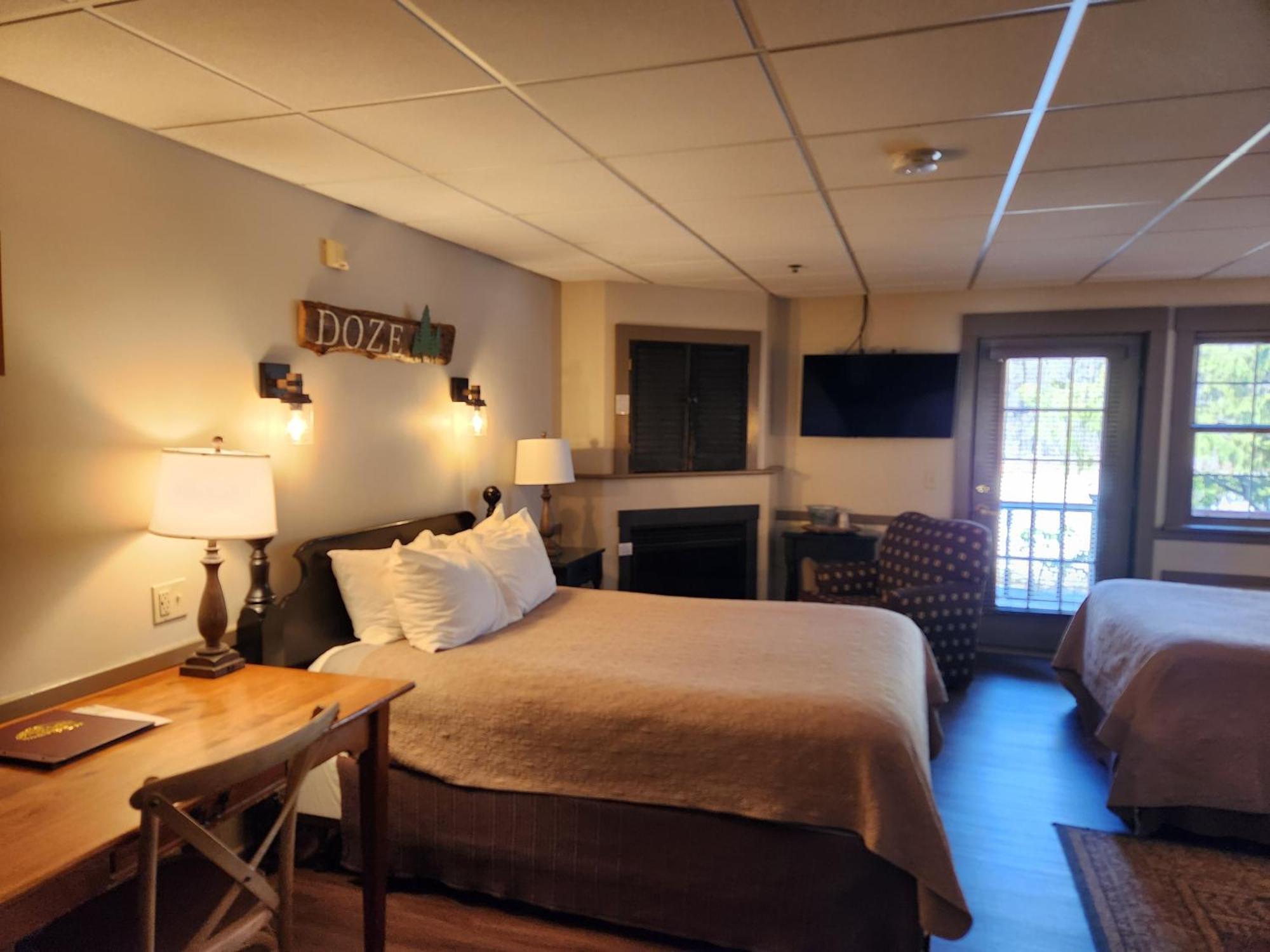 The Common Man Inn, &